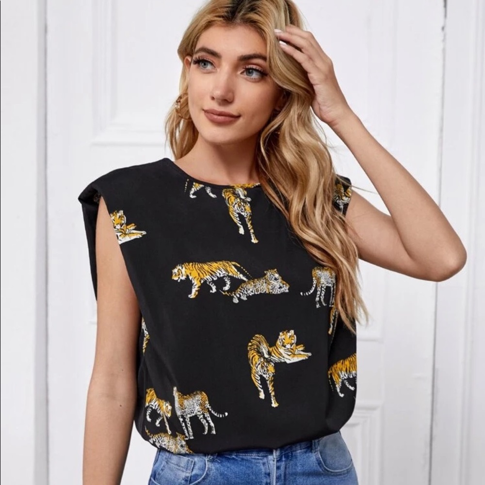 🎀 5x$25 🎀 SHEIN Tiger print blouse w/ shoulder pads